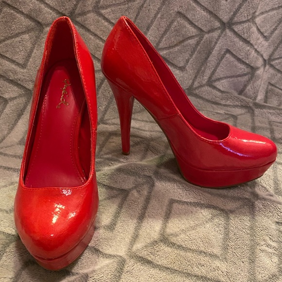 QUPID Red High Heel Size 6M - Picture 2 of 4